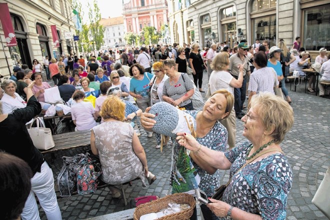 Skoraj tisoč čipkaric in čipkarjev je včeraj med Stritarjevo ulico in Prešernovim trgom pripravilo do zdaj najbolj množičen...