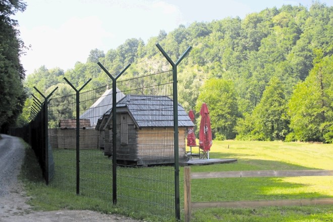 Pri kampu Jankovič oziroma Starem podu so ograjo postavili k cesti, tako da za obiskovalce ni moteča.