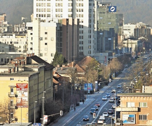 Na občini pričakujejo, da bo KPL vozišče Dunajske ceste obnovil do začetka šolskega leta.