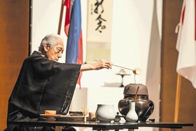 Pripravo in obredno daritev čaja je 93-letni mojster Genšicu Sen izvedel z veščimi, natančnimi in osredotočenimi gibi.
