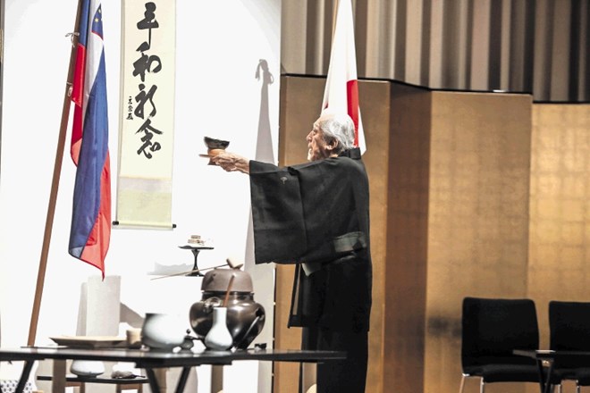 Pripravo in obredno daritev čaja je 93-letni mojster Genšicu Sen izvedel z veščimi, natančnimi in osredotočenimi gibi.