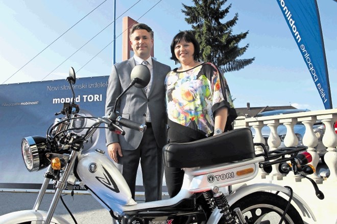 Boštjan in Martina Vidovič, lastnika podjetja Črešnik, ob mopedu tori masterX