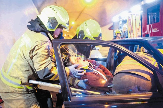 V hudih prometnih nesrečah so gasilci tisti, ki morajo prvi opraviti svoje delo. Šele nato (ali pa že vzporedno z njimi)...