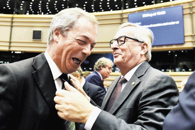 Voditelju kampanje za brexit Farageu je bilo nekoliko nerodno, ko ga je v evropskem parlamentu v roke dobil predsednik...