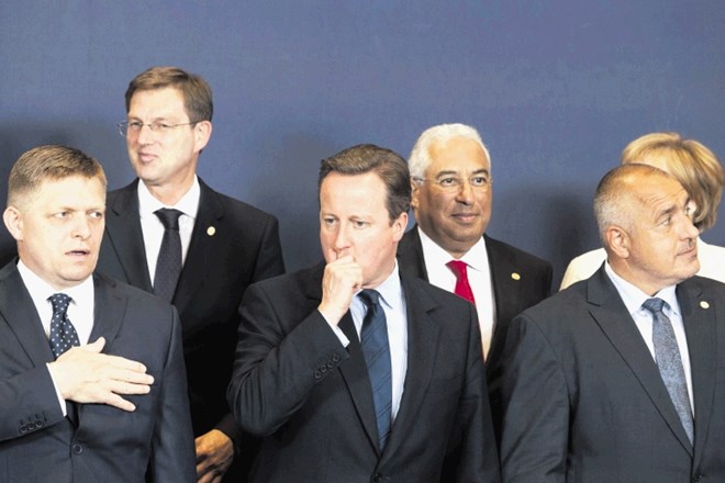 Fotografija, kakršnih počasi ne bo več: britanski premier se na vrhu voditeljev držav članic EU pripravlja na skupinsko...