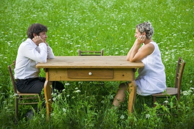 Valter in Ana na travniku razmišljata o novih kuharskih receptih.