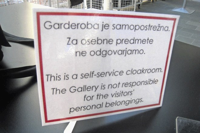 Napisi v Narodni galeriji od obiskovalcev zahtevajo, da večje torbice pustijo v garderobi, hkrati pa opozarjajo, da za osebne...
