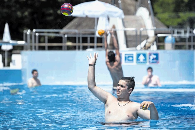 Tudi vodni športi z žogo so priljubljeni pri obiskovalcih ljubljanskih bazenov.