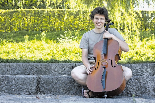 Izak Hudnik, violončelist: »Če sem zadosti odprt, zagotovo najdem pristop, ki mi odpre vpogled v skladbo in njeno lepoto.«