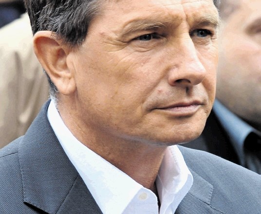 Predsednik države Borut Pahor ve, kako pomembno je izbrati kakovostno tkanino za obleko, in zna povezati  športno-elegantni...