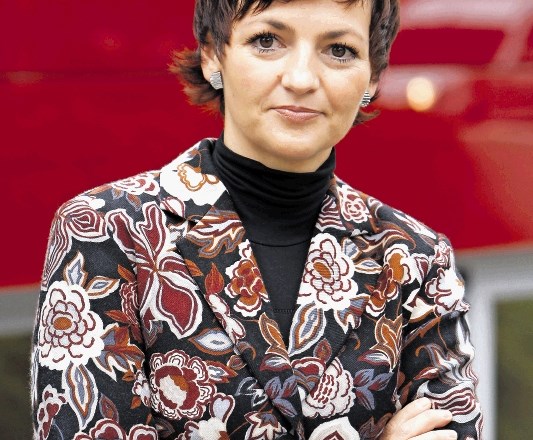 Ministrica Maja Makovec Brenčič izstopa s svojo pričesko, ima občutek za modo in netipičen poslovni videz.