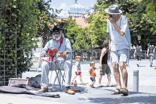 Med Čevljarskim in Zmajskim mostom so ulični glasbeniki dobrodošli med tednom le v popoldanskem času ter ob sobotah, nedeljah...