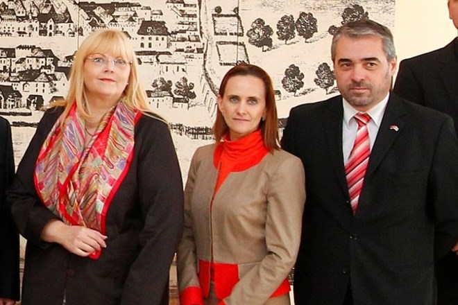 Dopis tožilstvu, s katerim je mariborska občina tožilstvu naznanila vodilno uradnico Marjeto Kristofič Jamnik (na sredini),...