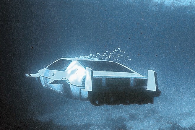 Pod vodo se je lahko podmornica pomikala samo naravnost naprej.