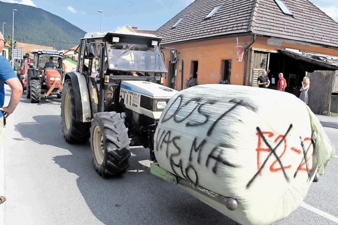 Občani Šmartnega ob Paki in vaške skupnosti Podgora so protestirali proti novi različici trase hitre ceste med Velenjem in...