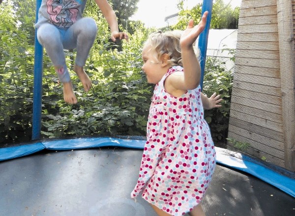 Otroci se skakanja po trampolinu večinoma hitro naveličajo.