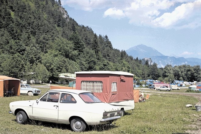 V kampu Bled leta 1971 ni bilo glamping hišic, temveč so gosti lahko le šotorili na obali jezera. Foto: Rudi Paškulin, hrani:...