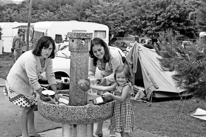 Dekleta v kampu leta 1976 počnejo natanko to kot danes sodobne kampistke – pri skupnem vodnjaku pomivajo posodo.