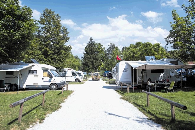 Sodobni kampi so razdeljeni na parcele, posebno v predelih, namenjenih avtodomom, kar pomeni, da kampiranje ni več popolnoma...