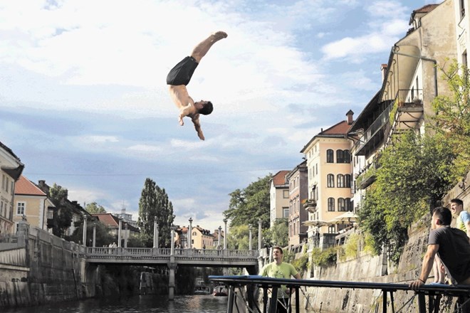 Sokoli vabijo na akrobatski cirkus na Ljubljanici