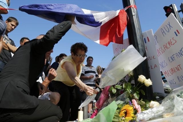 Francija je danes zavita v žalost. (Foto: Reuters)