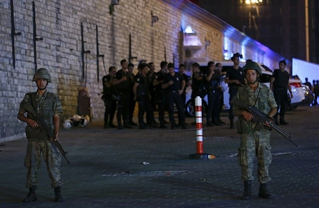 Vojaki na osrednjem carigrajskem trgu Taksim. (Foto: Reuters)