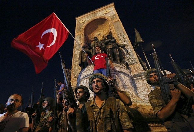Turška vojska ob spomeniku neodvisnosti na osrednjem carigrajskem trgu Taksim. (Foto: Reuters)