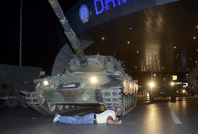 Moški je na letališču Ataturk legel pred tank. (Foto: Reuters)