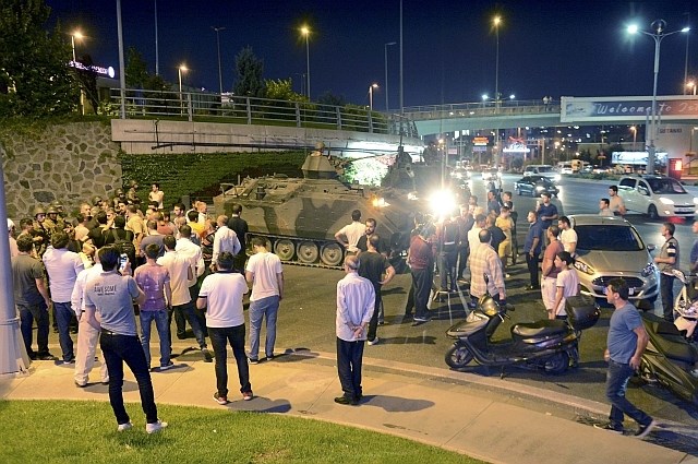 Množica je na letališču Ataturk obkolila tank. (Foto: Reuters)