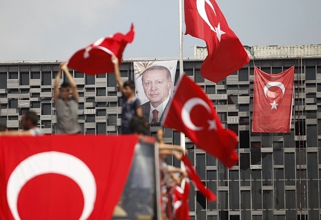 Turški predsednik Recep Tayyip Erdogan že v soboto omenil, da bo o morebitni ponovni uvedbi smrtne kazni razpravljal...