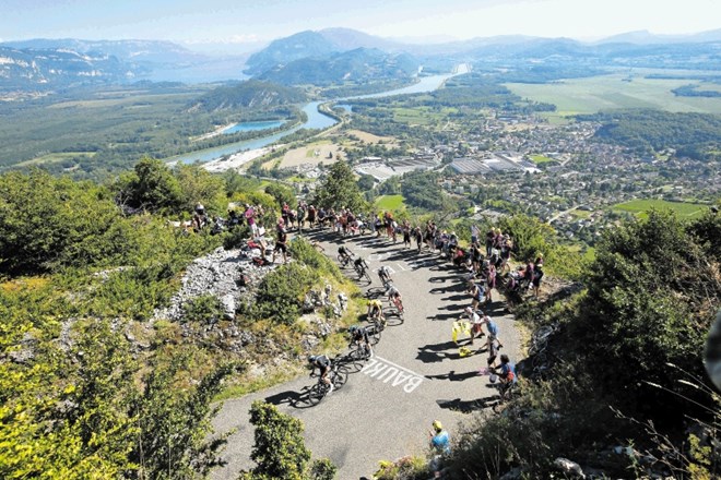 15. etapa na Tour de France v pogorju Jura s čez 4000 metri višinske razlike je bila za kolesarje izredno naporna.