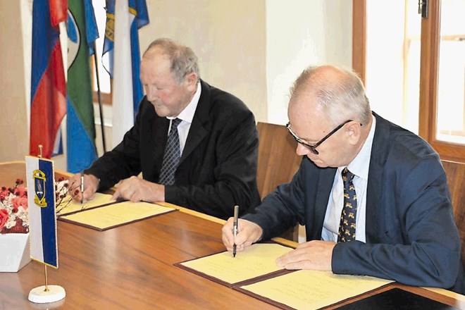 Župan občine Vipava Ivan Princes (levo) in rektor univerze Danilo Zavrtanik (desno) sta pogodbo o selitvi podpisala lanskega...
