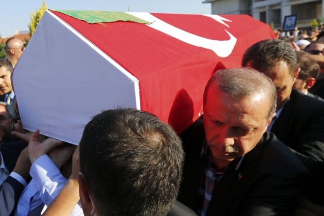 Turški predsednik Erdogan je pomagal nositi krsto žrtve neuspešnega državnega udara.