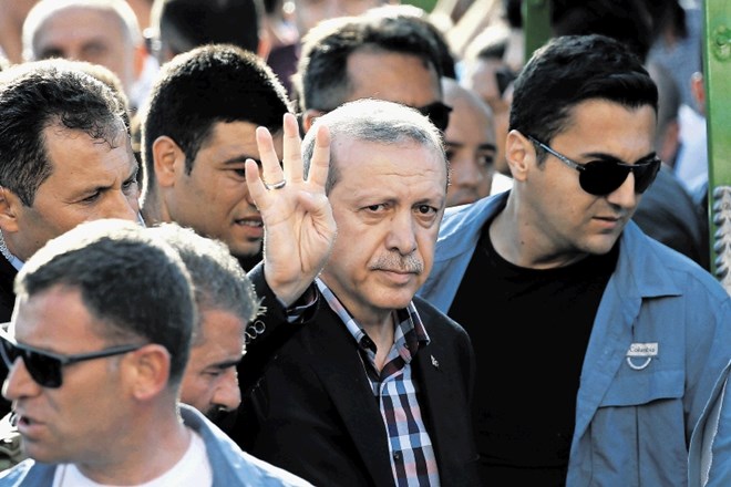 Spodleteli državni udar Erdoganu božji dar za veliko čistko