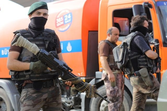 Iskalnih akcij za pobeglimi vojaki, ki so sodelovali pri puču, še ni konec. (Foto: Reuters)