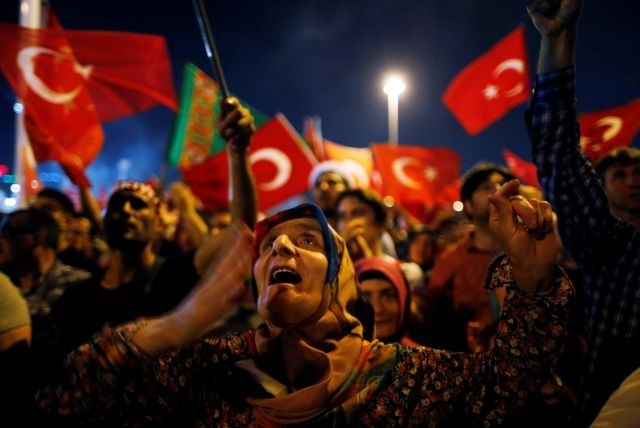 Tudi v nedeljo zvečer je bilo na ulicah turških mest na tisoče podpornikov predsednika Erdogana. (Foto: Reuters)