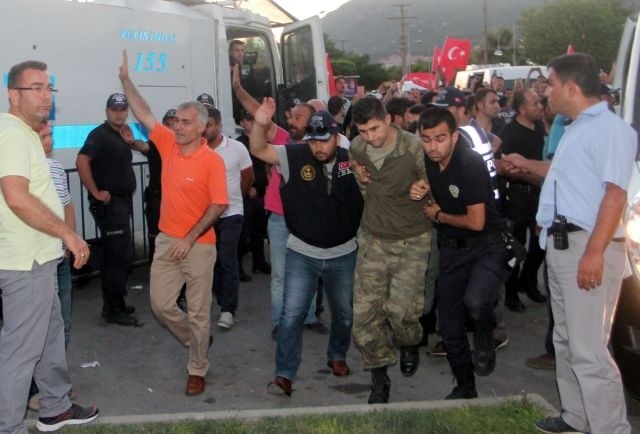 Tudi danes se nadaljujejo aretacije oseb, domnevno povezanih s poskusom udara. (Foto: Reuters)