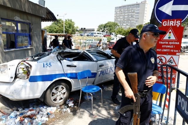 Razdejanje pred sedežem policije v Ankari. (Foto: Reuters)