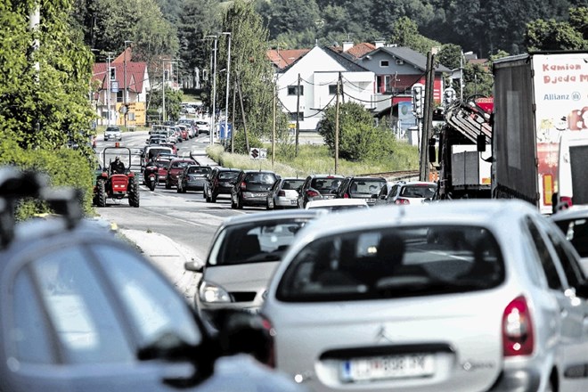 Dolenjska cesta je ob prometnih konicah še vedno ozko grlo tako proti Ljubljani kot tudi proti Kočevju.