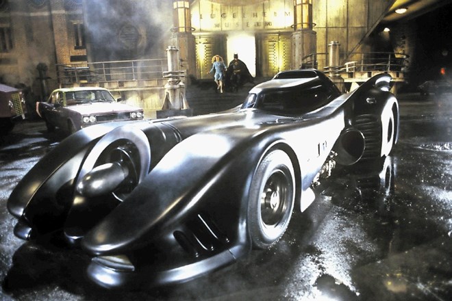 V Burtonovih filmih se batmobil prvič pojavi, ko  Michael Keaton kot Batman reši Kim Basinger v vlogi novinarke.