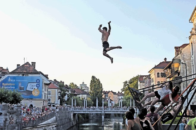 Ena najbolj atraktivnih točk večera so bili skoki z ruske gugalnice v Ljubljanico.