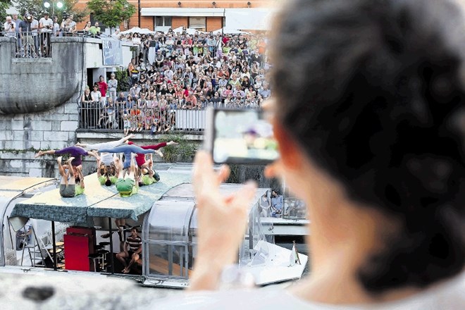 Akrobatski spektakel na Ljubljanici si je ogledalo precej ljudi, nekateri so ga želeli ovekovečiti z moderno tehnologijo.