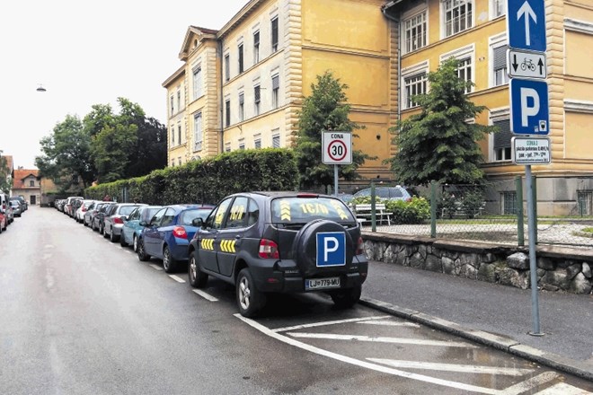 Oglas na avtomobilu vabi na eno od cenejših parkirišč, kjer pa ura parkiranja še vedno stane en evro. Avtomobil je parkiran...