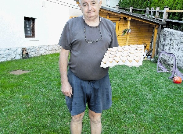 Andreja Vidica ne moti, da ga Blejci poznajo predvsem kot izdelovalca lučk iz jajčnih lupin.
