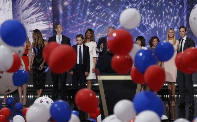 Na odru se je Trumpu pridružila celotna družina. (Foto: Reuters)
