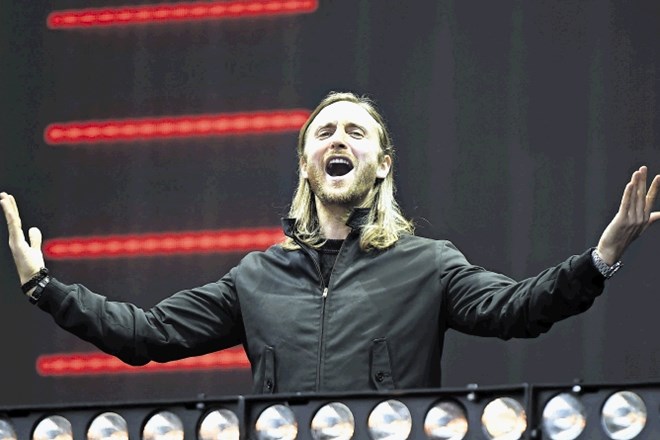 David Guetta naj bi med nastopom na evropskem prvenstvu  predvajal plejbek skladbe, gumbe  je torej vrtinčil v prazno.