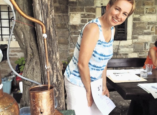 Alenka Zapušek med spremljanjem destilacije