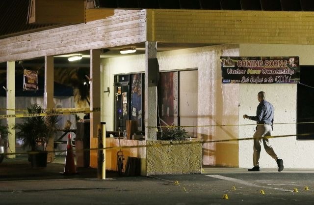 V streljanju pred nočnim klubom sta umrli dve osebi. (Foto: AP)