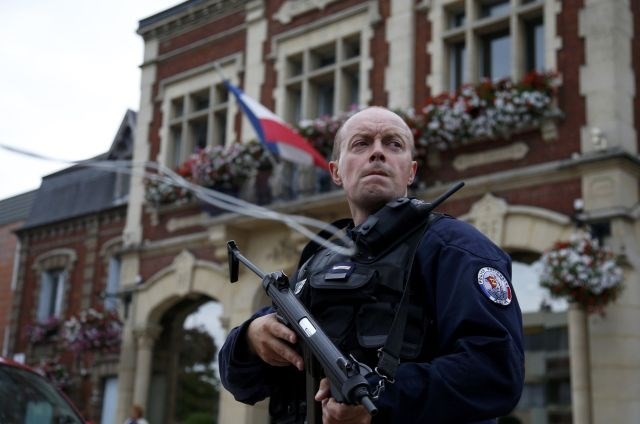 Francoski predsednik je današnje zajetje talcev že označil za teroristični napad. (Foto: Reuters)