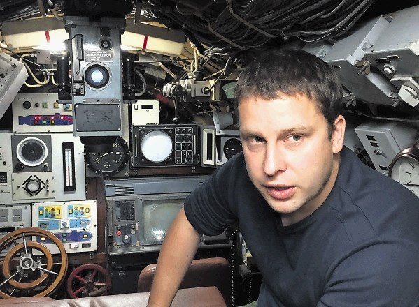Strokovni vodja Boštjan Kurent v podmornici P-913 zeta